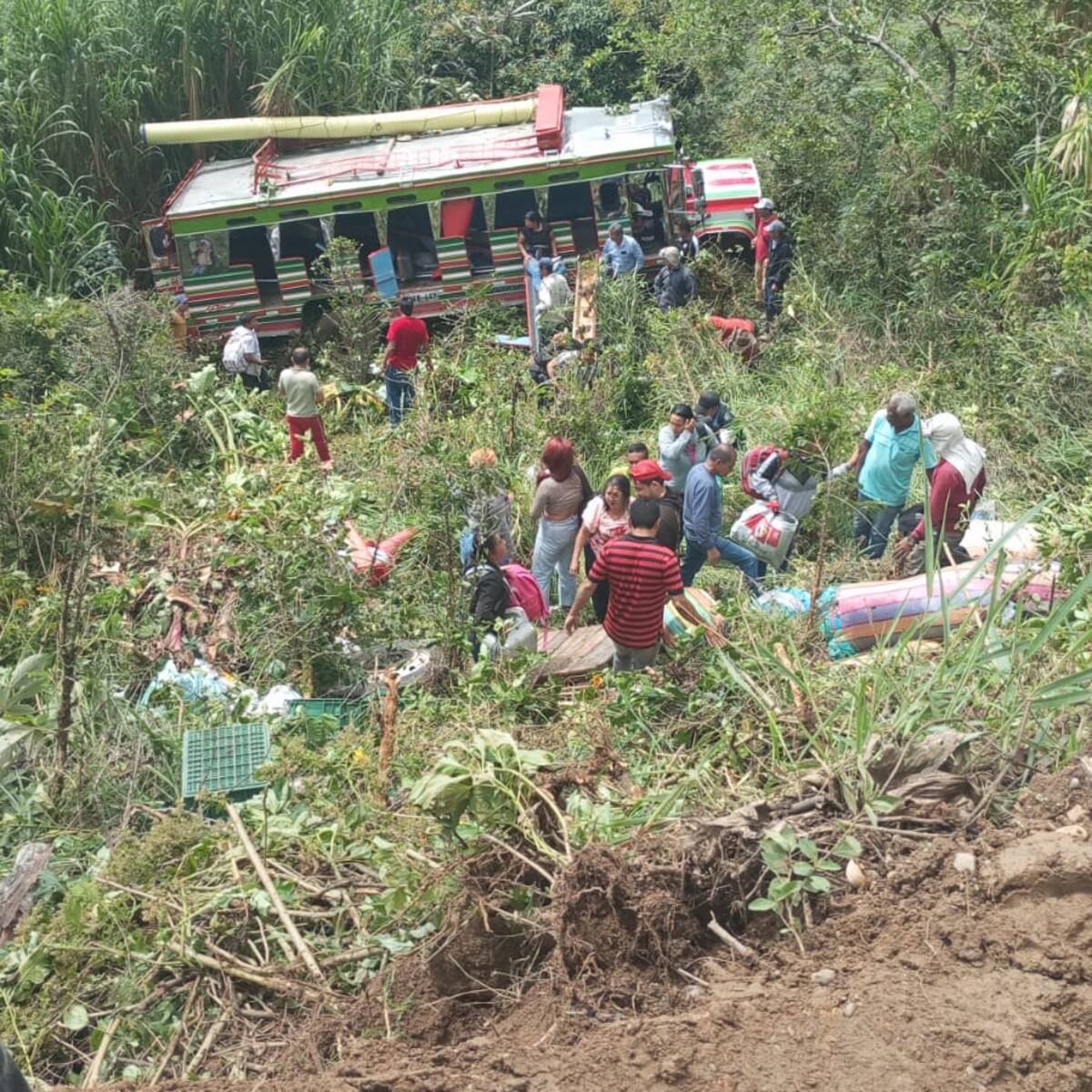Nueve personas heridas y una fallecida dejan accidente de tránsito en vías del Huila