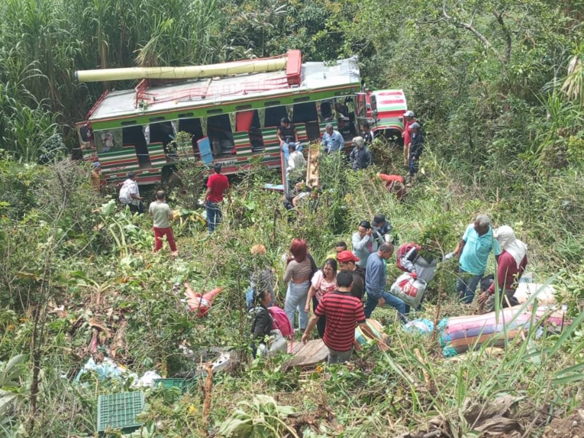 Nueve personas heridas y una fallecida dejan accidente de tránsito en vías del Huila