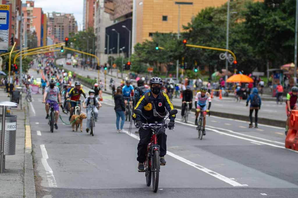 Ciclovía en Bogotá. (Photo by Sebastian Barros/NurPhoto via Getty Images)