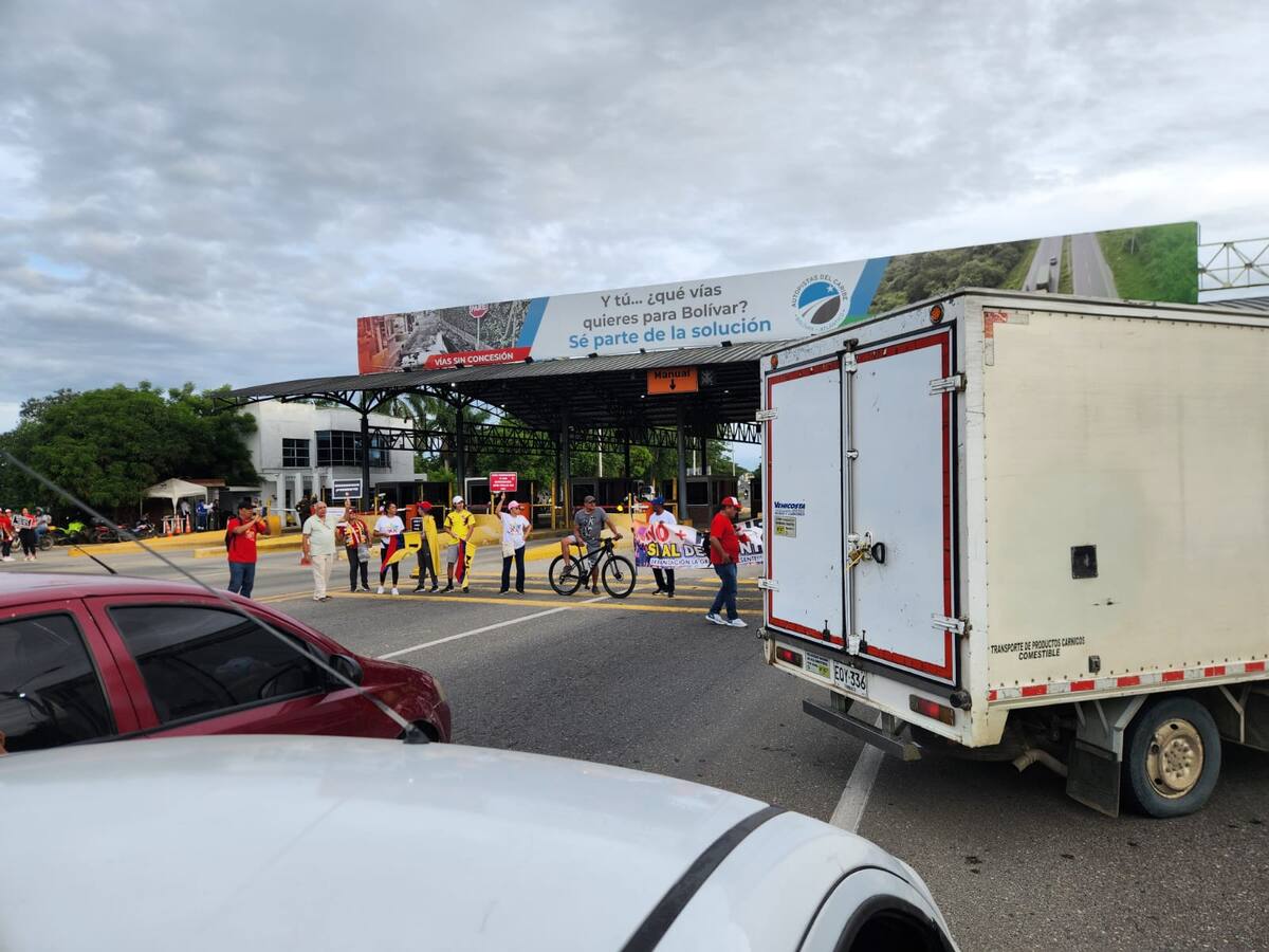 Habitantes de Turbaco bloquean el peaje para nuevamente exigir su desmonte