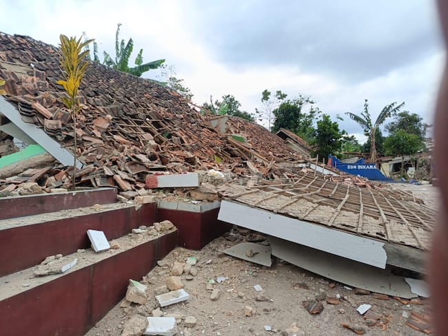 Parte de la destrucción causada en Indonesia tras el terremoto de magnitud 5,6. 
(Foto: Agencia Nacional de Gestión de Desastres)
