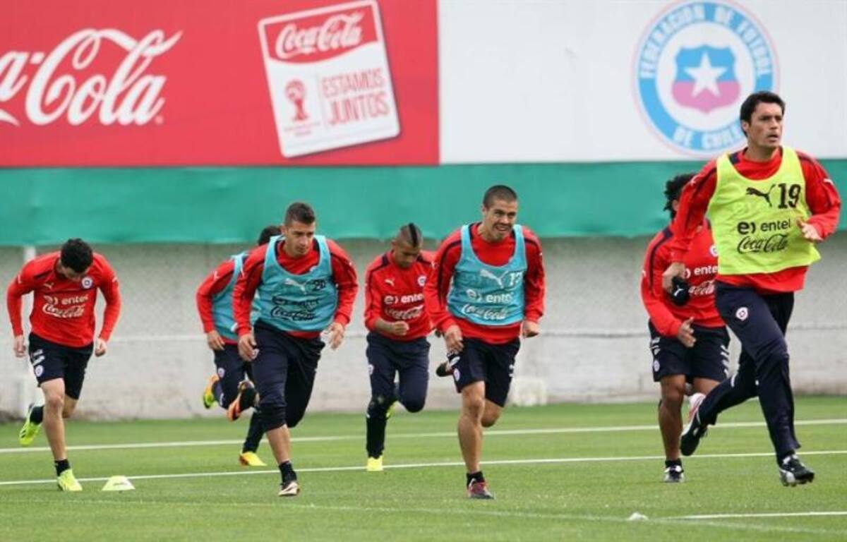 Jugadores de la selección nacional de Chile durante el entrenamiento en el complejo deportivo Juan Pinto Durán, en Santiago (Chile).