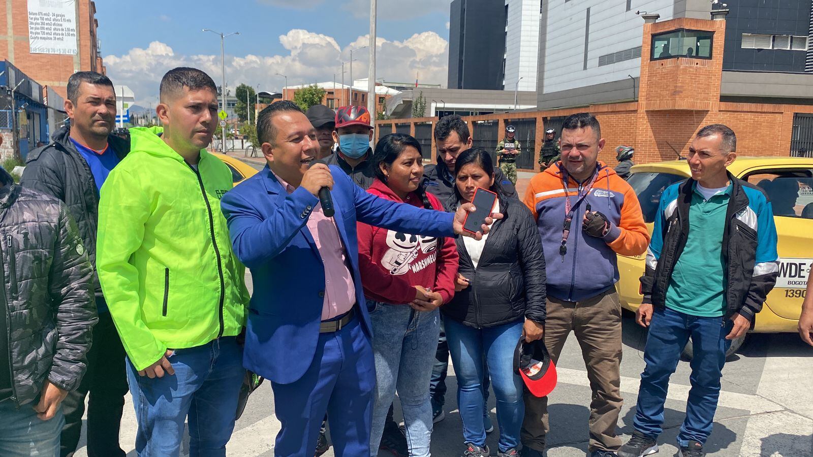 Soldados profesionales en retiro del Ejército Nacional, protestaron frente al comando de personal de la institución ubicado en la localidad de Puente Aranda en Bogotá. Foto: W Radio.