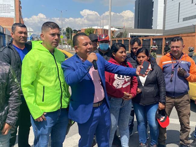 Soldados profesionales en retiro del Ejército Nacional, protestaron frente al comando de personal de la institución ubicado en la localidad de Puente Aranda en Bogotá. Foto: W Radio.