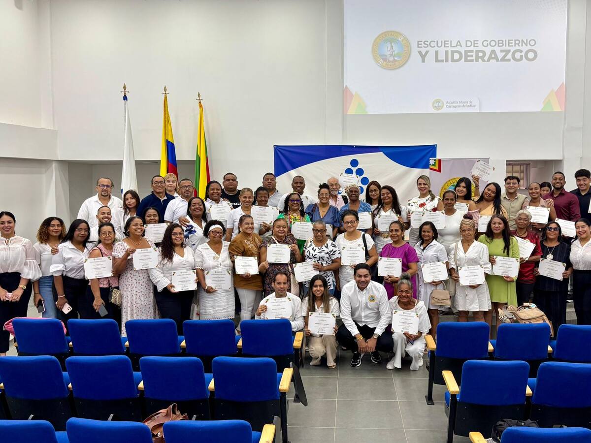 88 ciudadanos de distintos sectores de desarrollo se certificaron con la Escuela de Gobierno