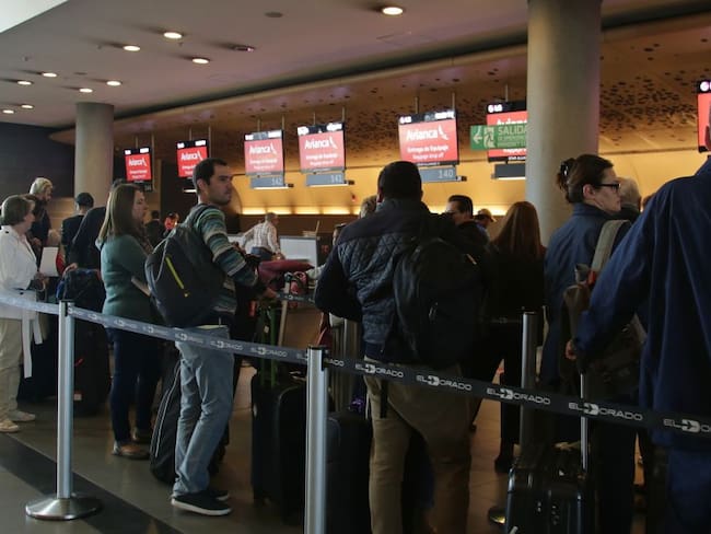 Demoras en El Dorado por la llegada simultánea de vuelos internacionales