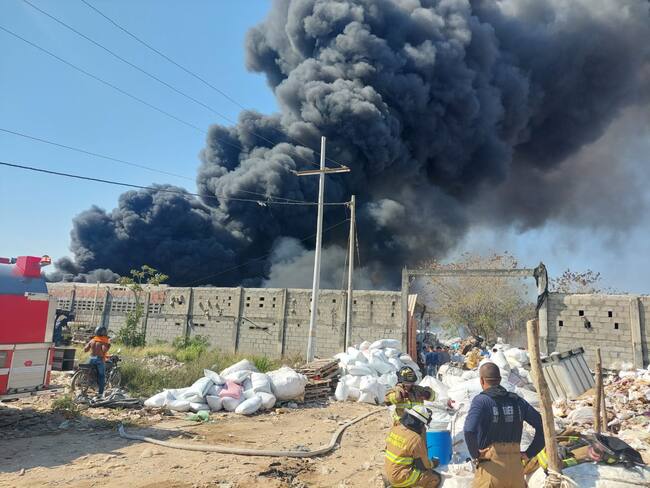 Incendio en bodega en Juan Mina en Barranquilla./ Foto: Caracol Radio