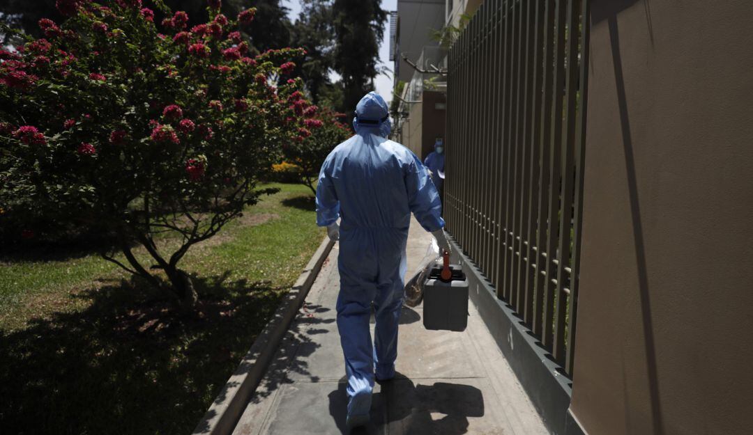 Personal médico recorre las calles durante la campaña de vacunación de adultos mayores contra la COVID-19 en Lima