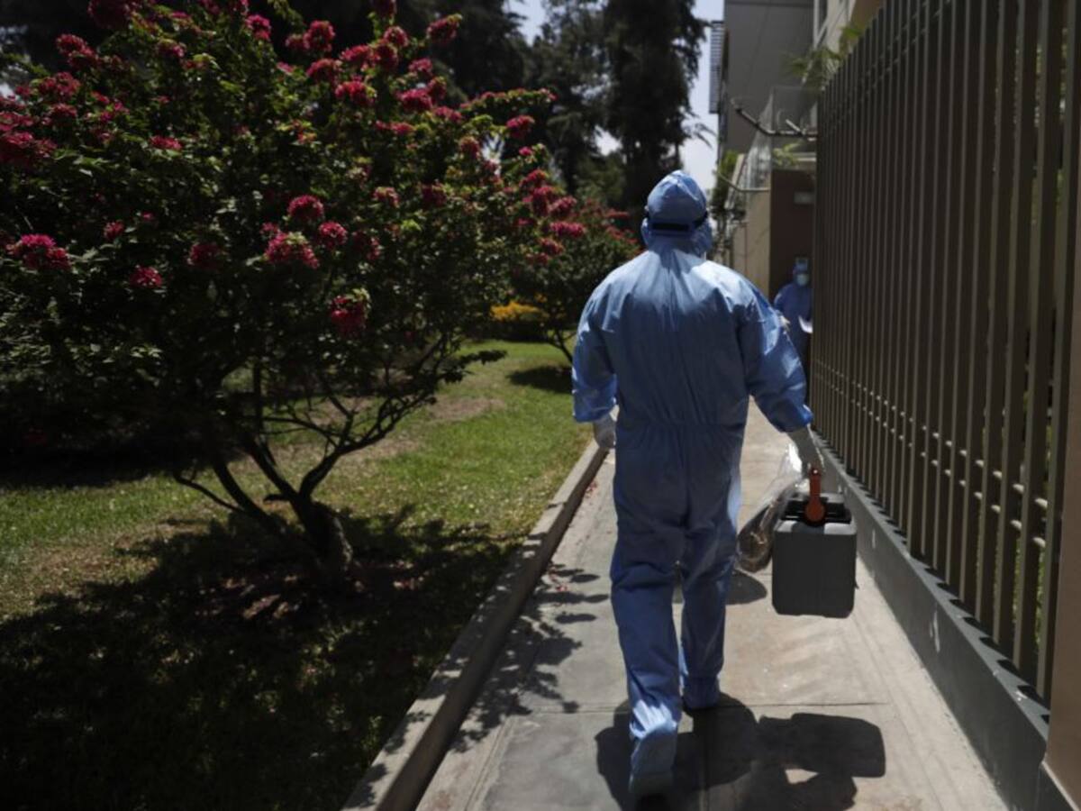 Peruanos acuden a votar mientras la pandemia registra récord de muertes