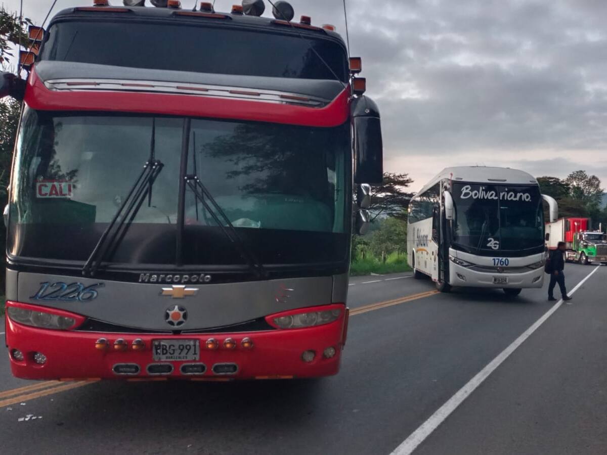 Comunidades indígenas bloquean la vía Panamericana entre Popayán y Cali