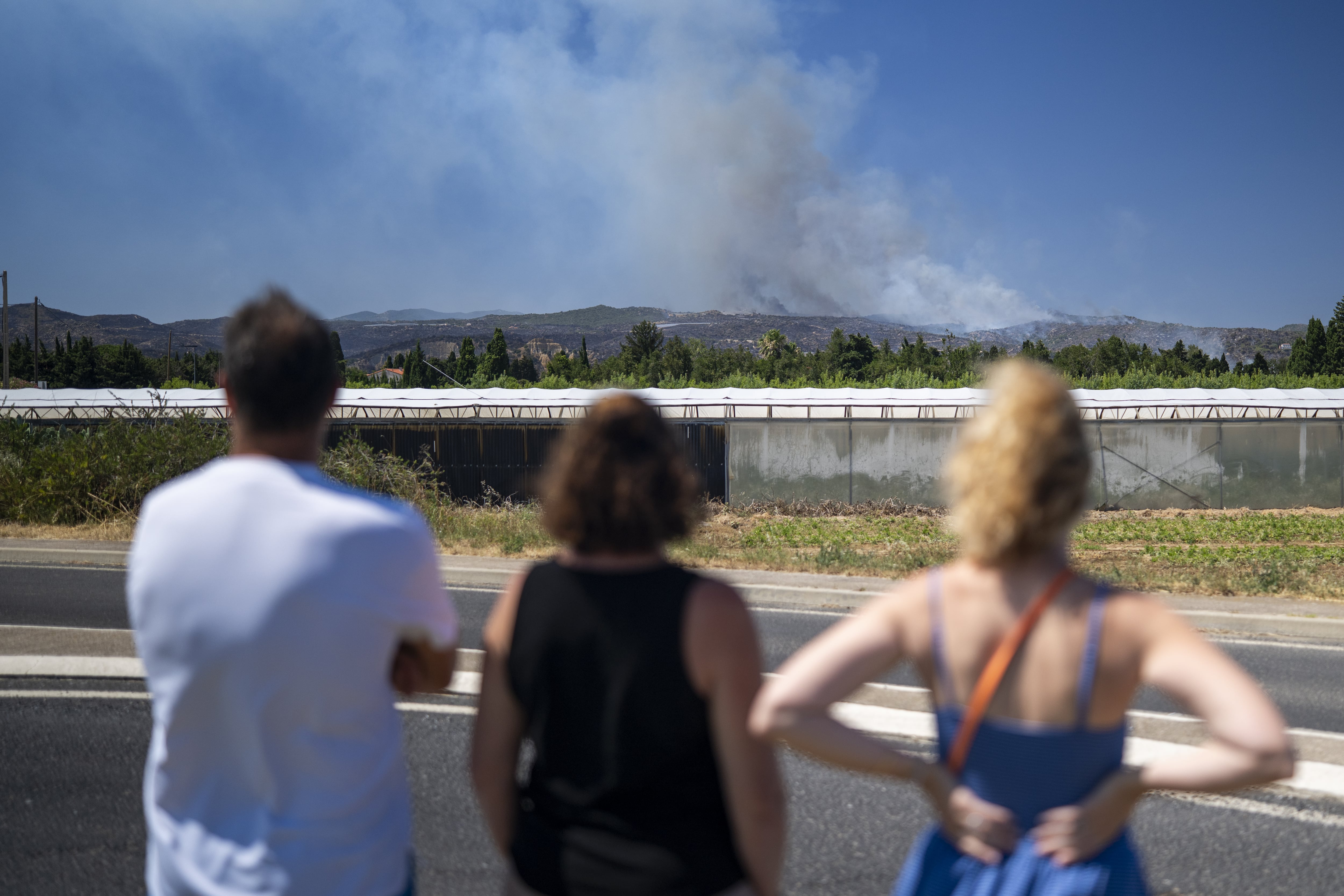 Franceses ven humo a lo lejos generado por incendios en la región de los Pirineos, cerca de la región de Vinca. 
(Foto:  Lorena Sopena Lopez/Anadolu via Getty Images)