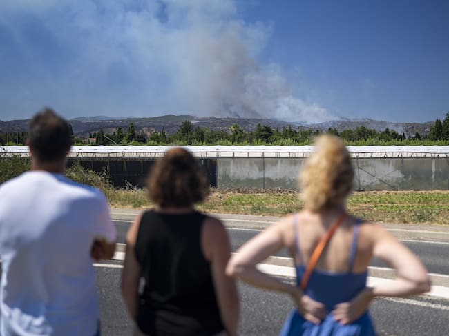 Franceses ven humo a lo lejos generado por incendios en la región de los Pirineos, cerca de la región de Vinca.
(Foto: Lorena Sopena Lopez/Anadolu via Getty Images)