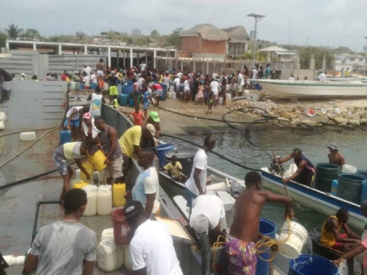 Armada lleva 85 mil galones de agua potable a zona insular de Cartagena