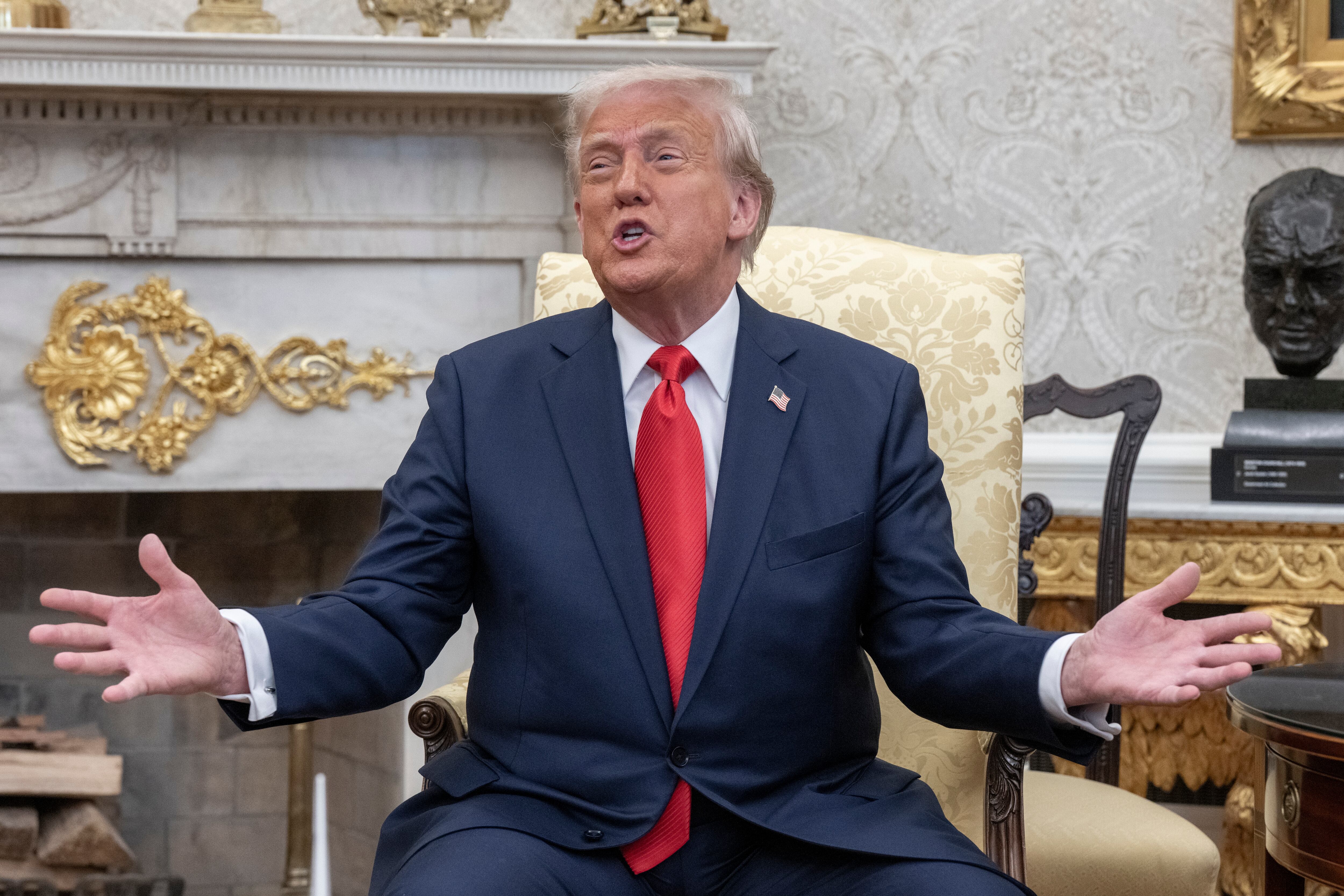 WASHINGTON (United States), 14/04/2025.- US President Donald Trump meets with El Salvador president in the Oval Office at the White House in Washington, DC, USA, 14 April 2025. President Bukele meets with President Trump as controversy continues over the Trump administration's transfer of more than 200 Venezuelan immigrants accused of gang activity and violent crimes to a prison in El Salvador. EFE/EPA/KEN CEDENO / POOL