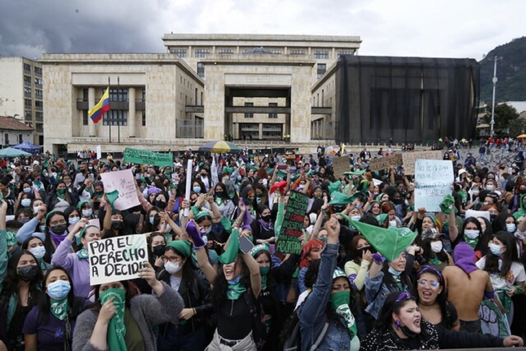 Con cámaras de seguridad, identificarán a mujeres que vandalizaron Catedral Primada