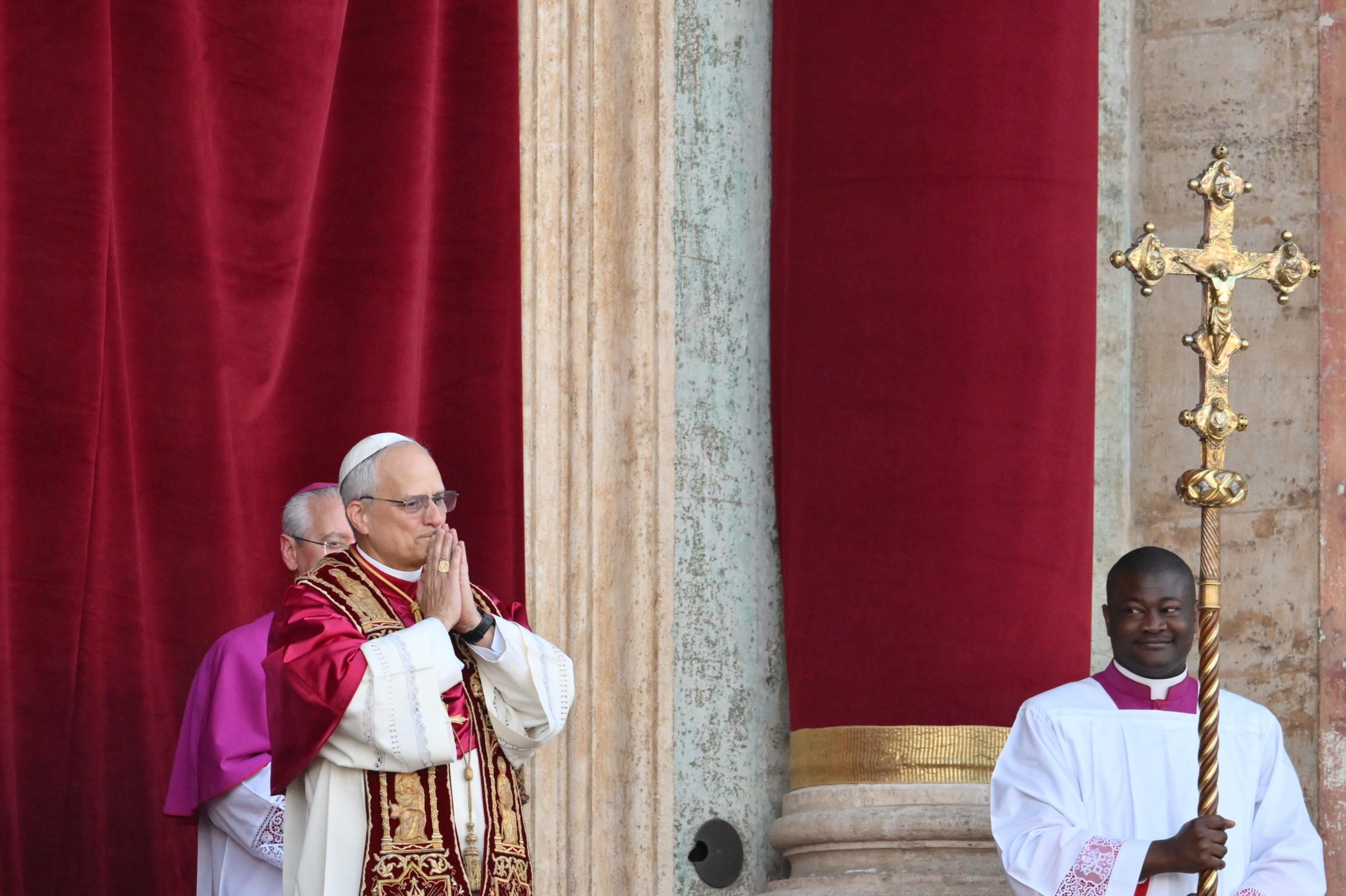 VATICAN CITY (Vatican City State (Holy See)), 08/05/2025.- Newly elected Pope Leo XIV, Cardinal Robert Francis Prevost from the USA, greets faithfuls from the central loggia of Saint Peter's Basilica, Vatican City, 08 May 2025. (Papa, Cardenal) EFE/EPA/ALESSANDRO DI MEO