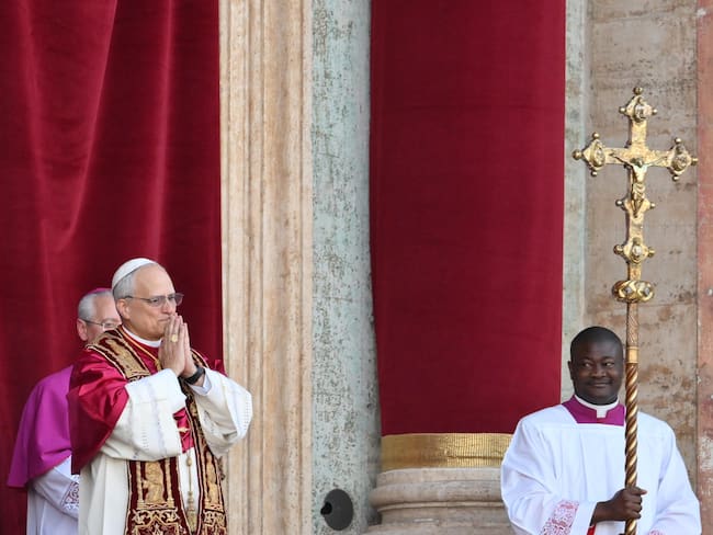VATICAN CITY (Vatican City State (Holy See)), 08/05/2025.- Newly elected Pope Leo XIV, Cardinal Robert Francis Prevost from the USA, greets faithfuls from the central loggia of Saint Peter's Basilica, Vatican City, 08 May 2025. (Papa, Cardenal) EFE/EPA/ALESSANDRO DI MEO
