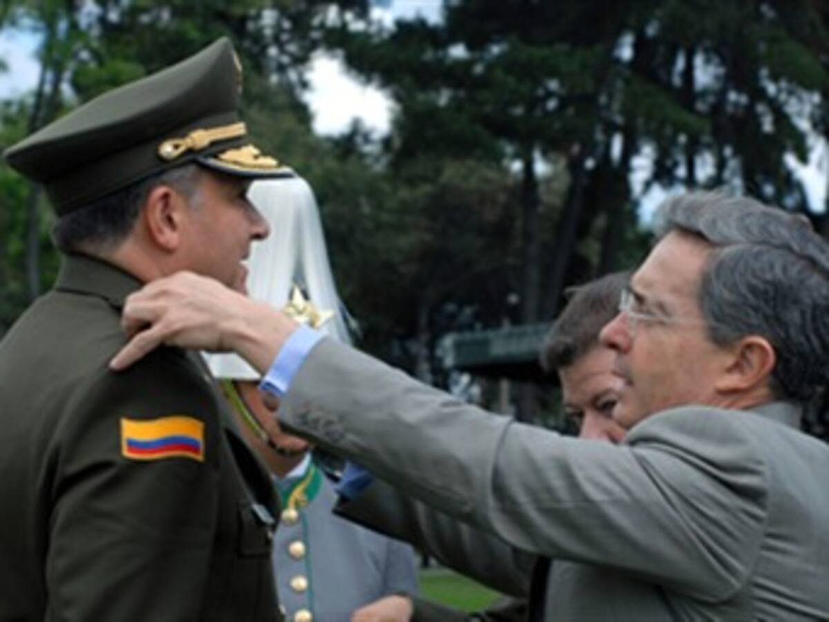 Centro Democrático confirma acercamientos entre Uribe y general Naranjo