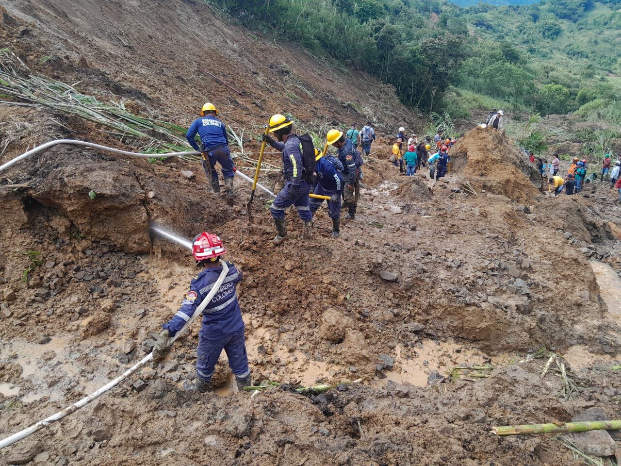 Integrantes del Cuerpo de Bomberos de Riosucio removiendo la tierra en la búsqueda de Doris Loaiza. Foto: bomberos Riosucio.