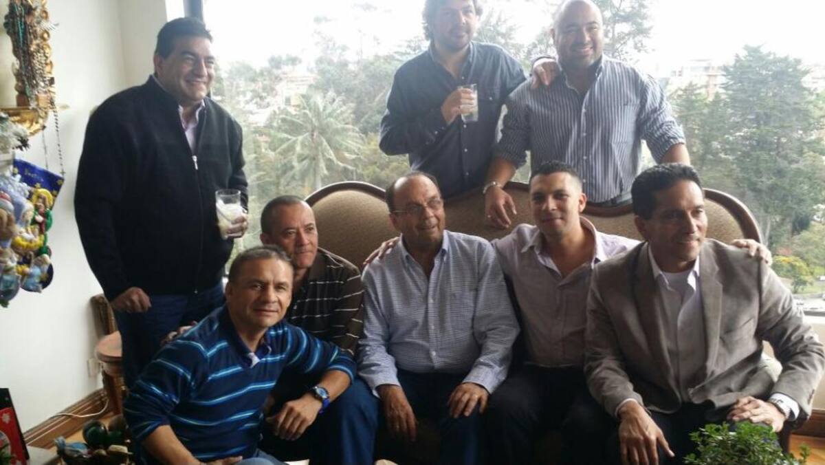 De pie: Juan Machado (libretista Medellín), Pascual Gaviria y Óscar Monsalve "Risaloca"sentados: Juan Ricardo Lozano "alerta", Fernando Molina (control de la Cadena Básica en Medellín), Hernán, Andrés Sánchez "El Muelón", Alvaro Gómez Zafra. Archivo personal.