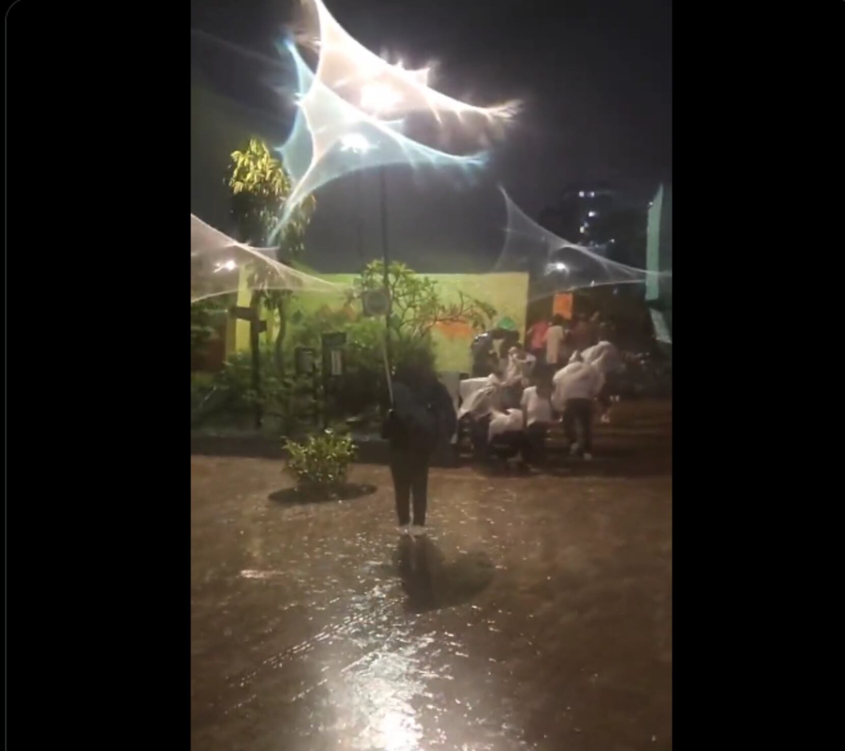 Se desplomó uno de las estructuras - alumbrado de parques del rio / Guardianes Antioquia Oficial@Guardianes_Ant