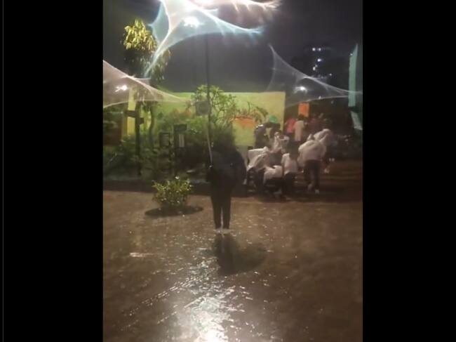 Se desplomó uno de las estructuras - alumbrado de parques del rio / Guardianes Antioquia Oficial@Guardianes_Ant