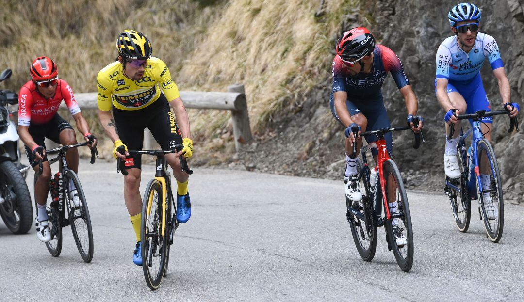Primoz Roglic, Daniel Felipe Martíinez, Nairo Quintana y Simon Yates