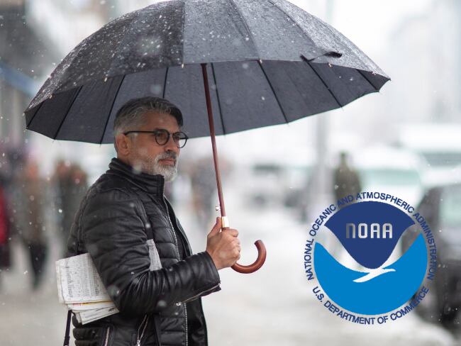 Hombre cubriéndose de la lluvia/ Imagen de referencia/ Getty Images