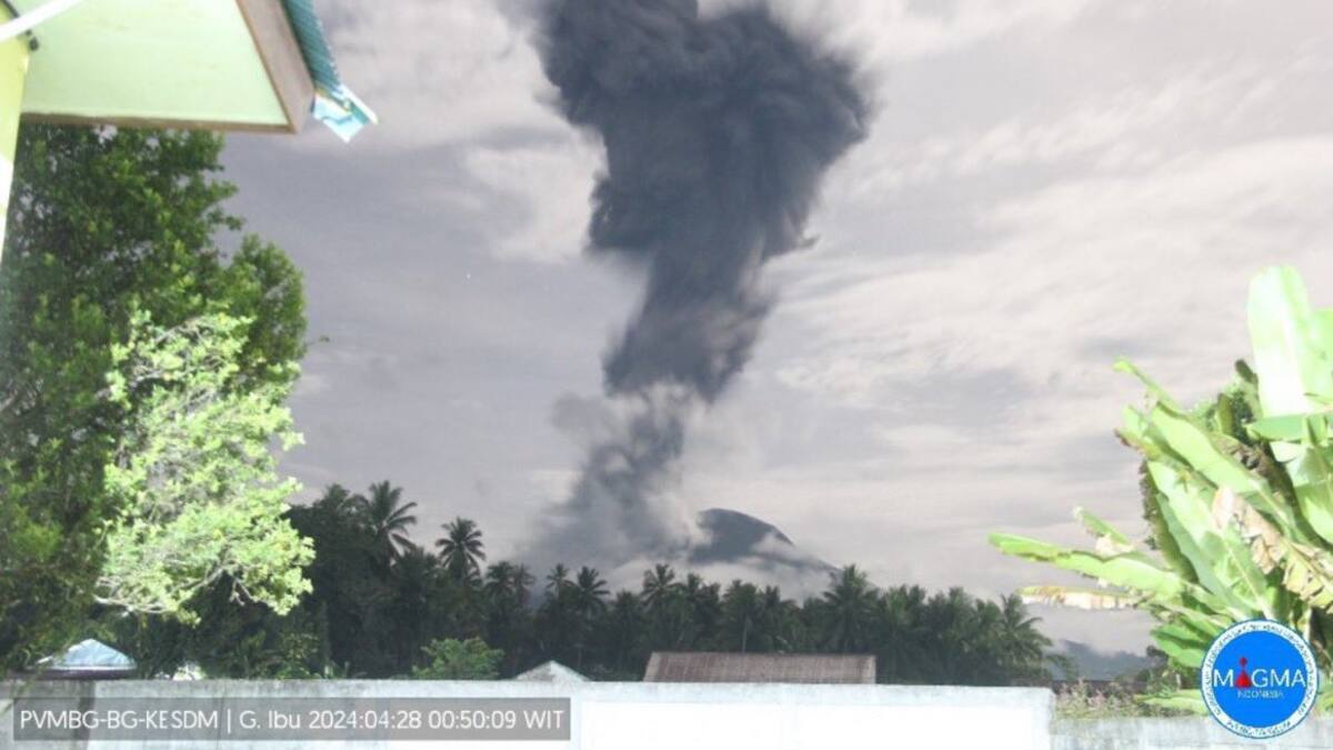 Volcán indonesio Ibu entró en erupción: columna de ceniza alcalnzó tres kilómetros de altura