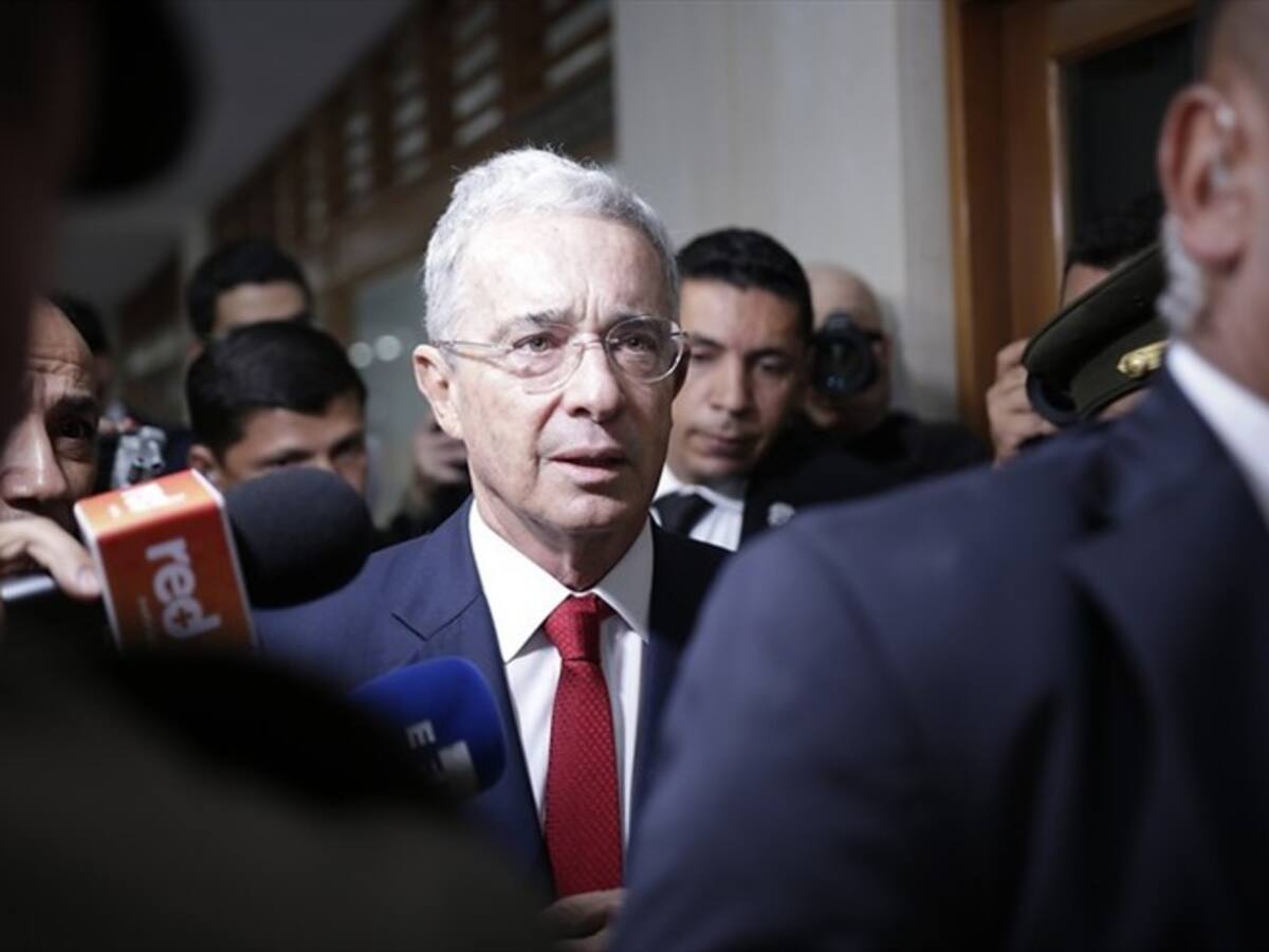 Si siguen violando normas del gobierno corporativo, debería haber intervención: Uribe