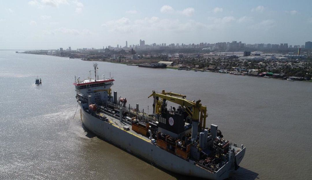 La draga que trabaja en el canal de acceso al puerto de Barranquilla.