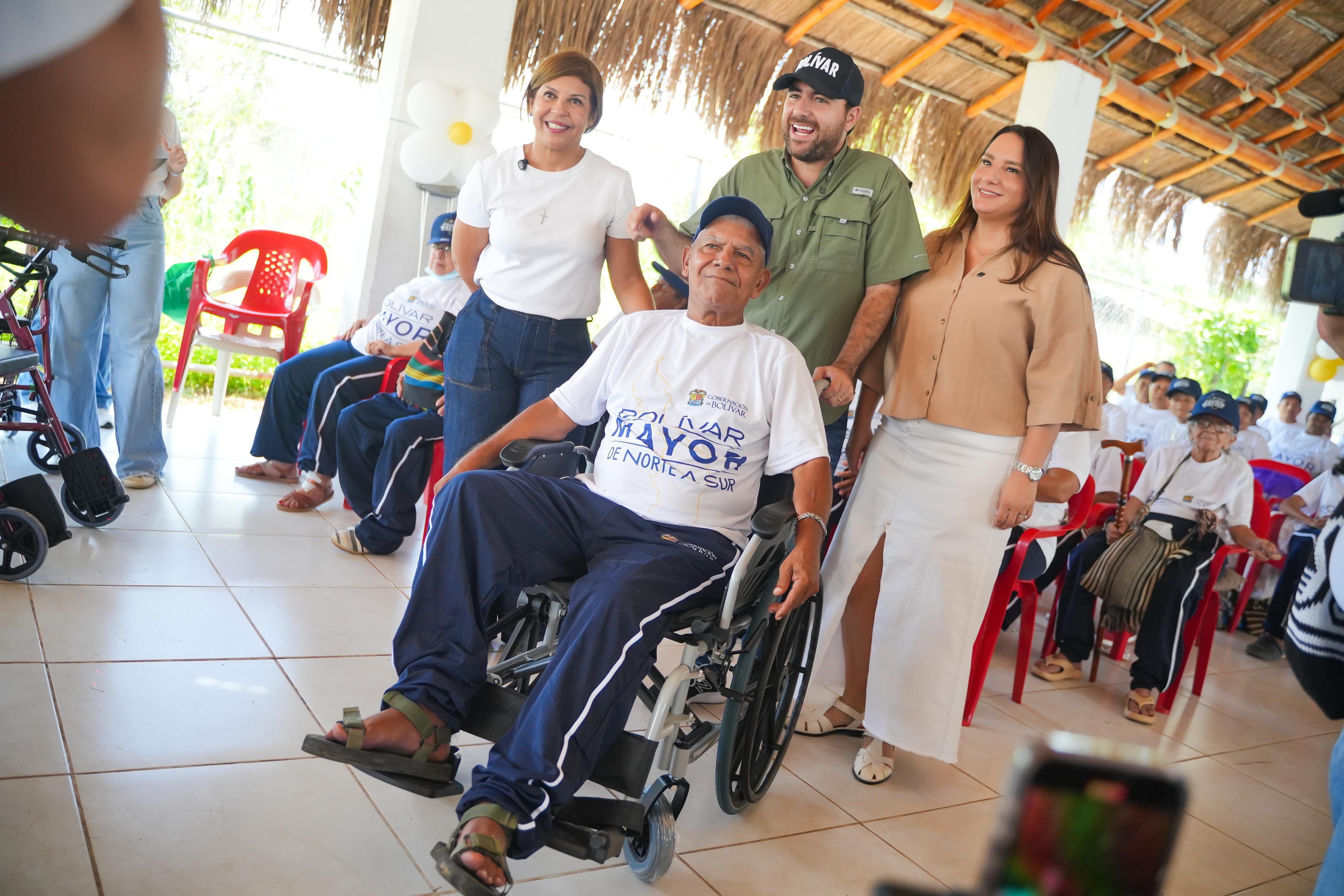 Gobernación de Bolívar entrega dotación para adultos mayores de Turbaco
