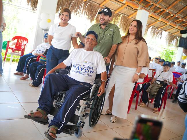 Gobernación de Bolívar entrega dotación para adultos mayores de Turbaco