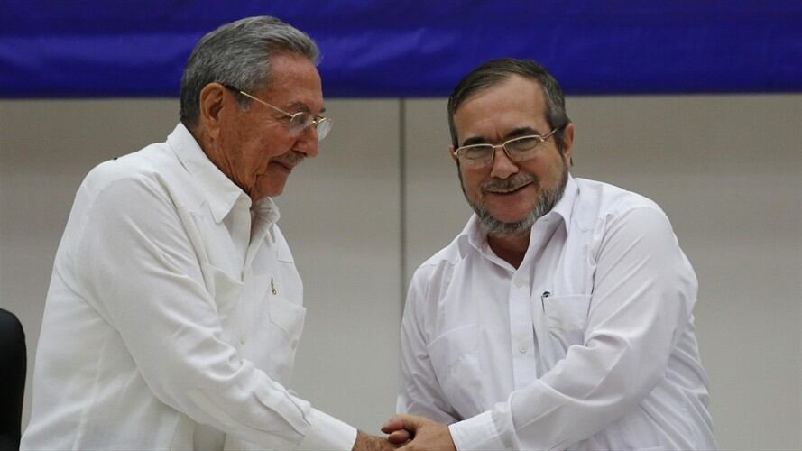Alias Timochenko y Raúl Castro. Foto: Associated Press - AP