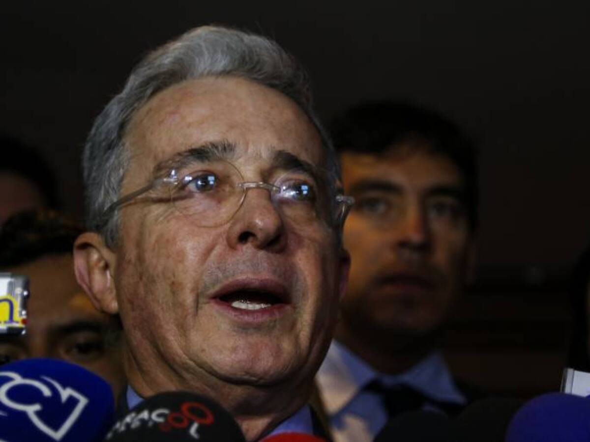 Avalan que Centro Democrático use imagen y nombre de Uribe en su logo
