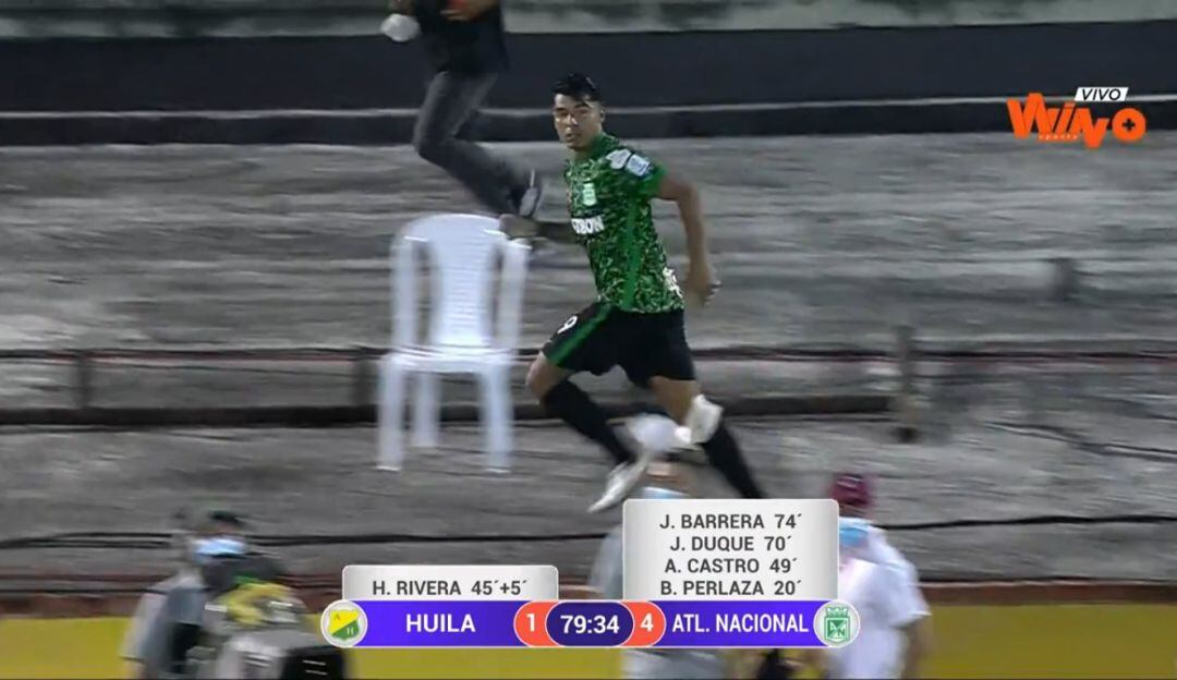 Hinchas invaden estadio Guillermo Plazas Alcid de Neiva