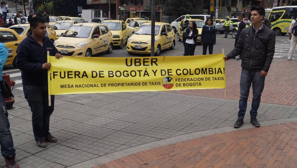 Cerca de 200 taxistas realizan esta protesta causando problemas de movilidad por la carrera séptima.