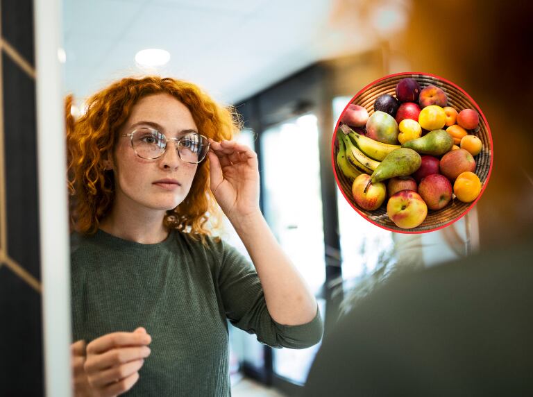 Mujer revisando sus gafas frente al espejo / Frutas que son buenas para el cuidado ocular (Getty Images)
