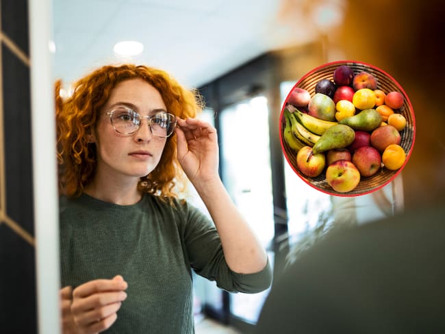 Mujer revisando sus gafas frente al espejo / Frutas que son buenas para el cuidado ocular (Getty Images)