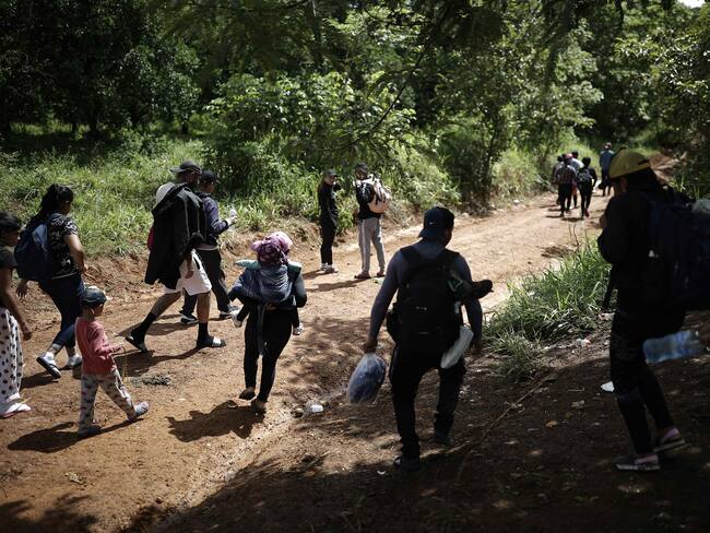 AME3419. LOS CHILES (COSTA RICA), 22/08/2023.- Migrantes transitan por unas de las trochas limítrofes entre Costa Rica y Nicaragua, el 16 agosto 2023, en la localidad de Los Chiles, al norte de San José (Costa Rica). El éxodo migratorio que recorre el continente americano pasa por Costa Rica en medio de penurias, riesgos a la integridad y a la vida y utilizando pasos peligrosos en la porosa frontera con Nicaragua, donde los migrantes también se exponen a extorsiones y al tráfico de personas. EFE/ Jeffrey Arguedas