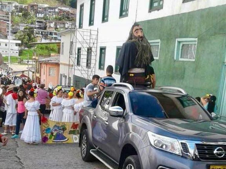 Desfile de la quema de Judas: Facebook Vigías del Patrimonio de Neira