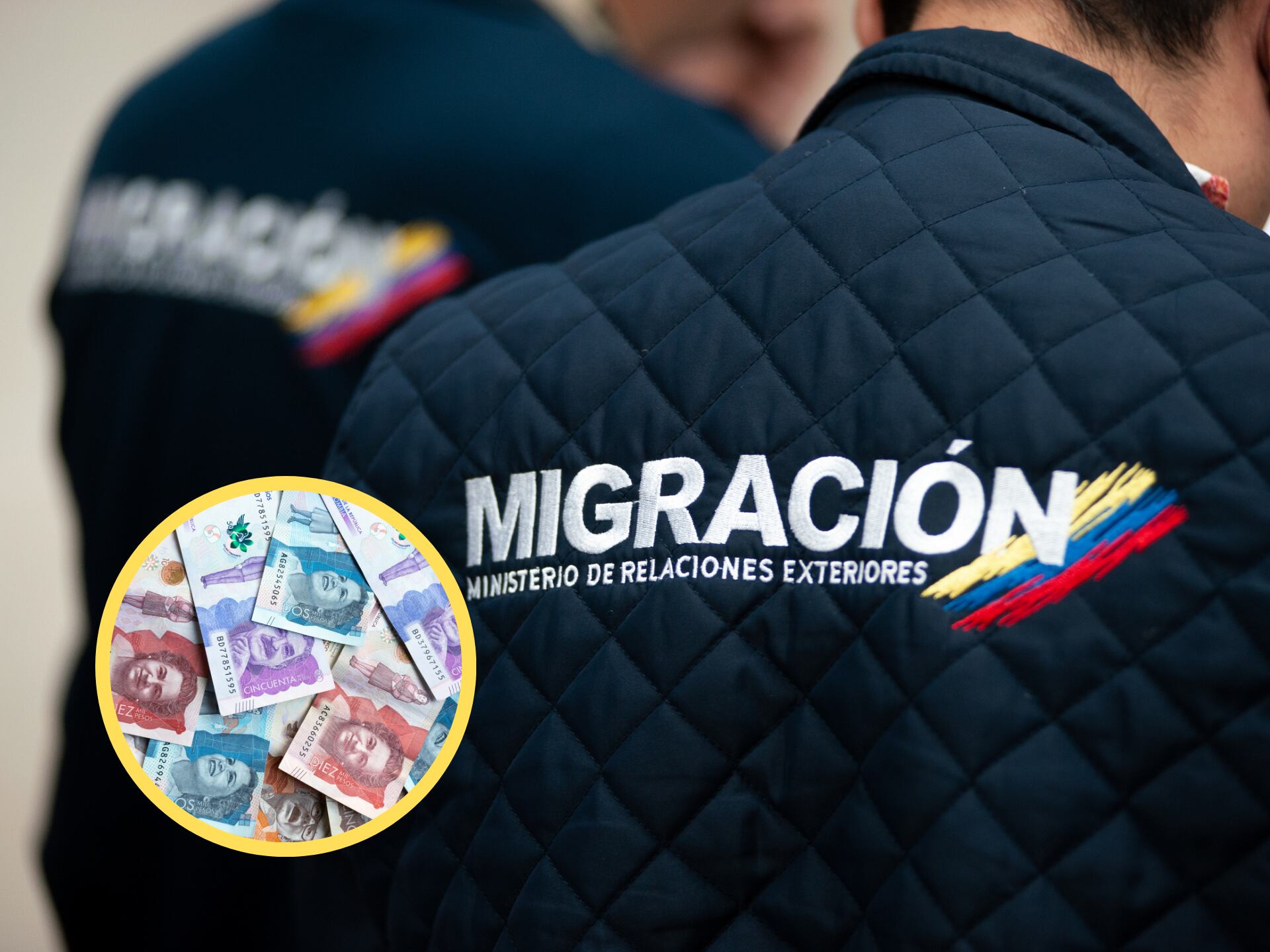 Funcionario Migración Colombia, encima dinero colombiano (GettyImages)