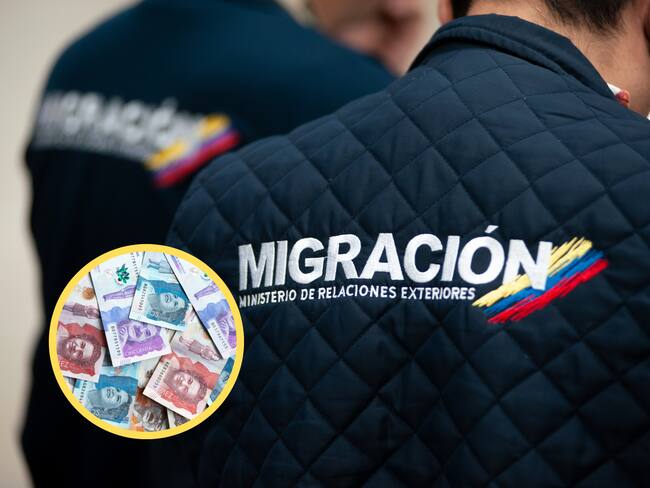 Funcionario Migración Colombia, encima dinero colombiano (GettyImages)