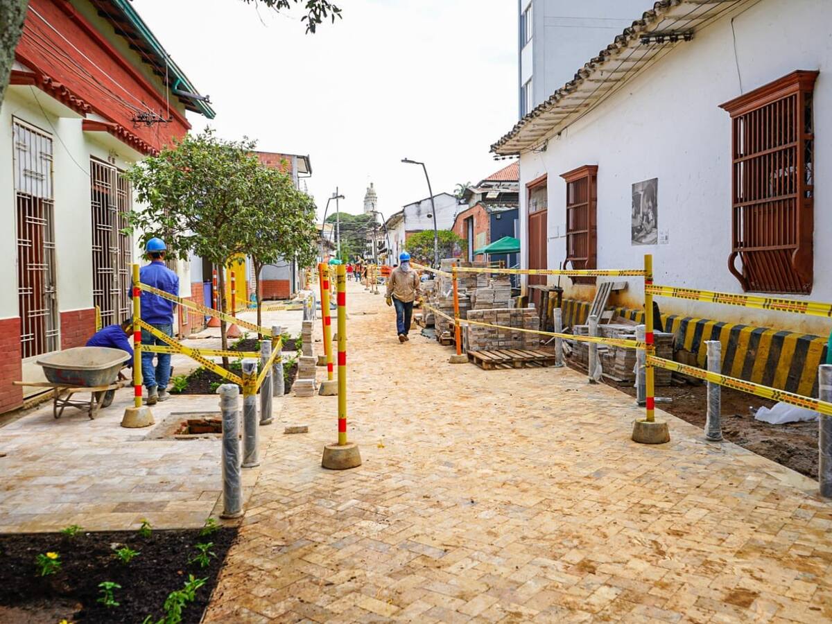 Obreros reactivan trabajos del Centro Caminable