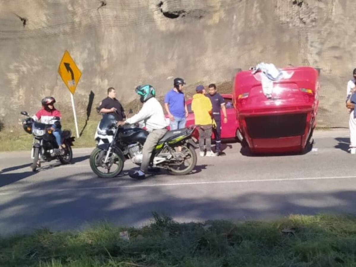 Carro que volcó en la vía Bucaramanga - Piedecuesta