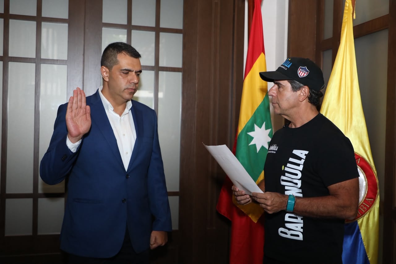 Coronel (RP) Nicolás Aníbal Martín Eljadue junto al alcalde Alejandro Char. Foto: Alcaldía de Barranquilla.
