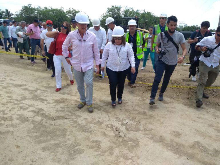 El ministro de Transporte, Germán Cardona y la gerente del Grupo Aeroportuario del Caribe, Mariela Vergara, durante la inauguración de las obras de ampliación del aeropuerto Ernesto Cortissoz. 
