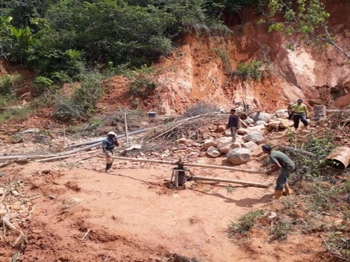 Cinco mineros atrapados en un socavón de Montecristo: cuatro fueron rescatados y uno murió