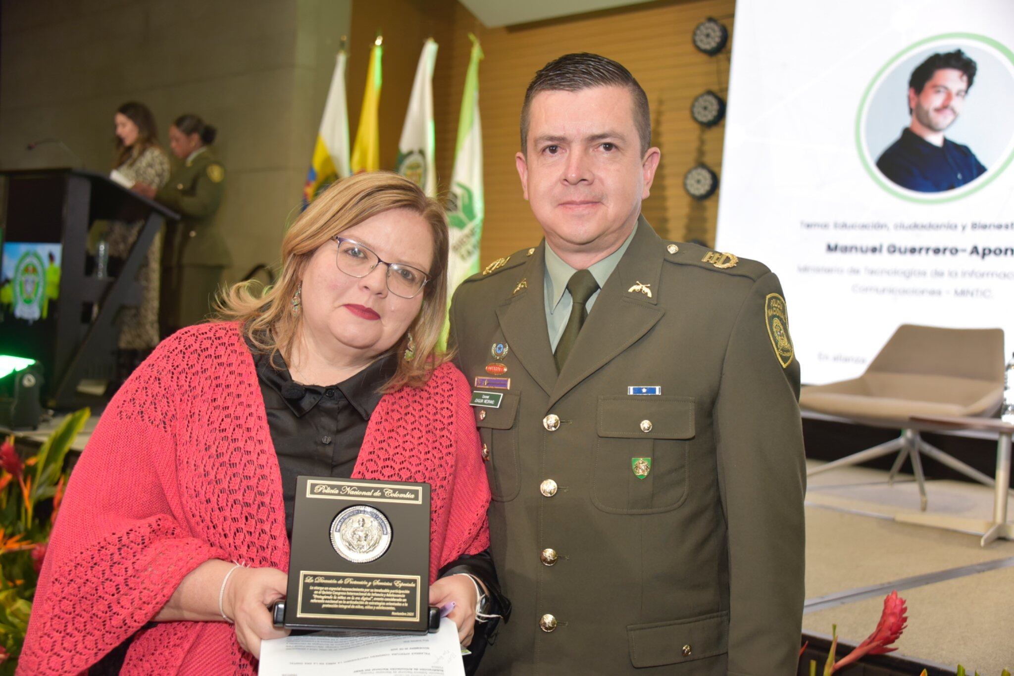 Coronel Joaquín Medrano y la directora del ICBF, Astrid Cáceres.