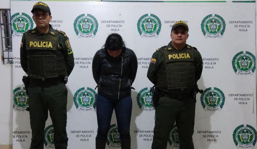 La droga era trasportada por una mujer, que la traía camuflada en su equipaje.
